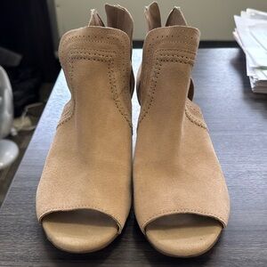 Tan Clark’s size 10 peep toe shootie